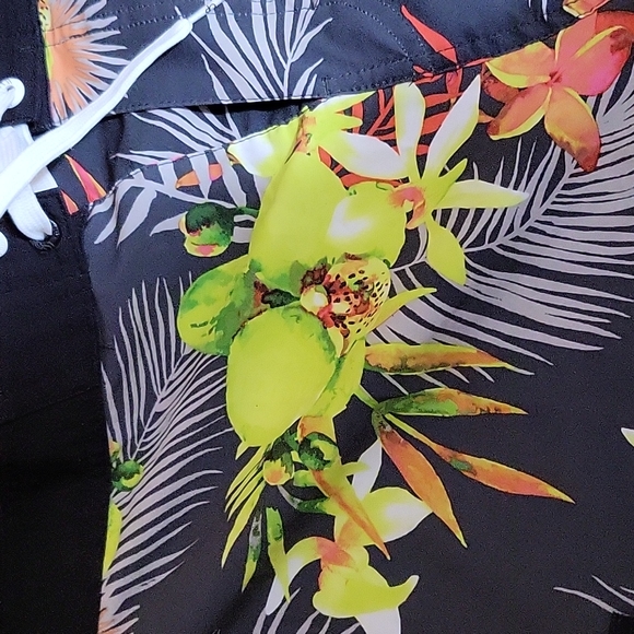 Bathing suit with Hibiscus flowers - Picture 2 of 6